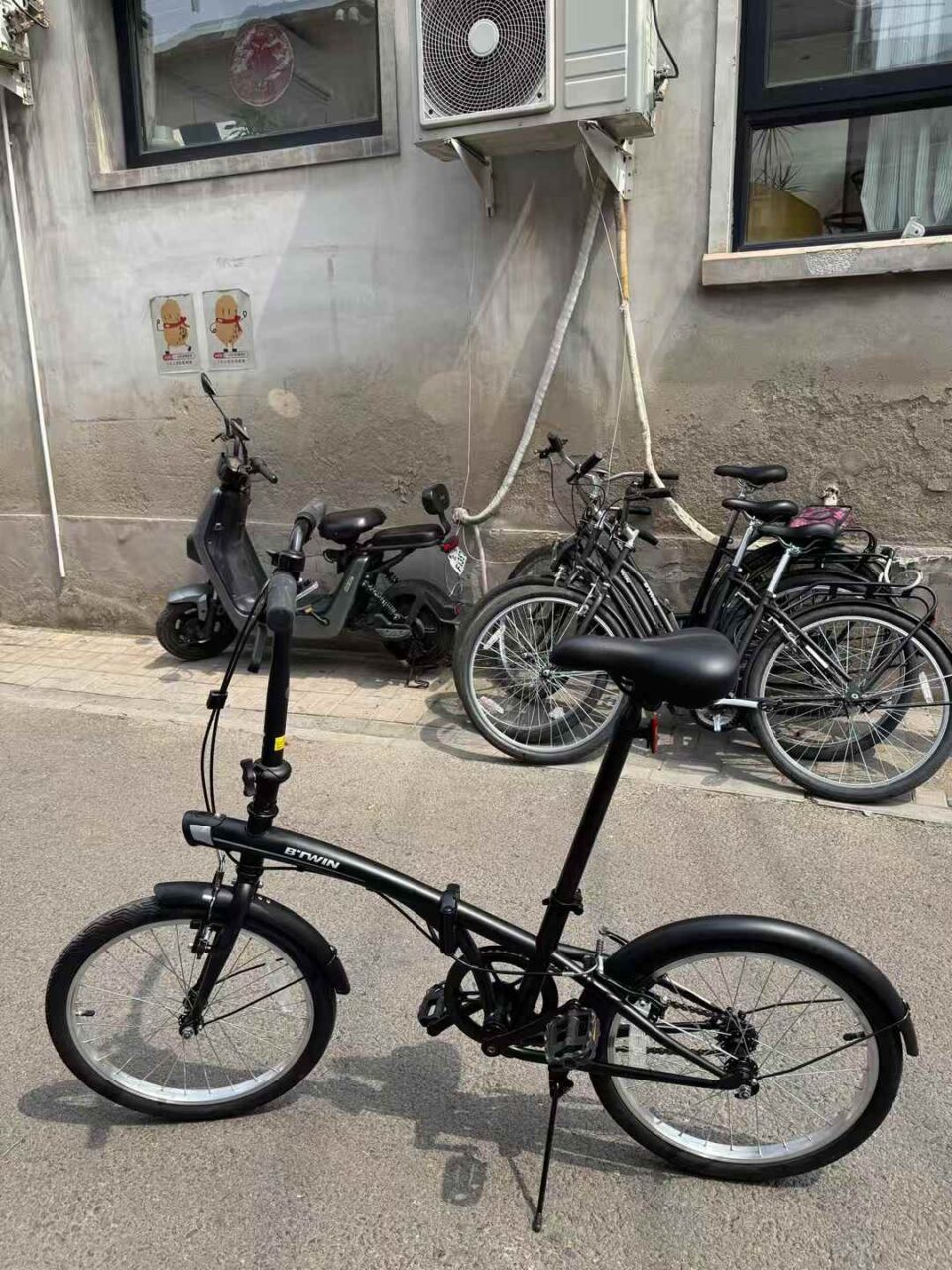 Cyclist riding along Beijing’s historic Central Axis, part of a UNESCO World Heritage nomination and a highlight of eco-friendly travel in the city.