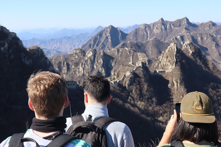 Our Beijing guests hiking the Wild Great Wall in Beijing September, enjoying autumn views and an authentic adventure.